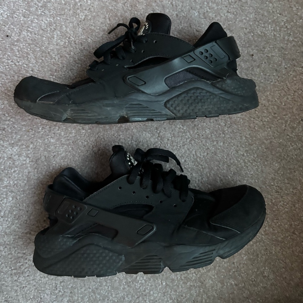 Black Nike Huarache Shows